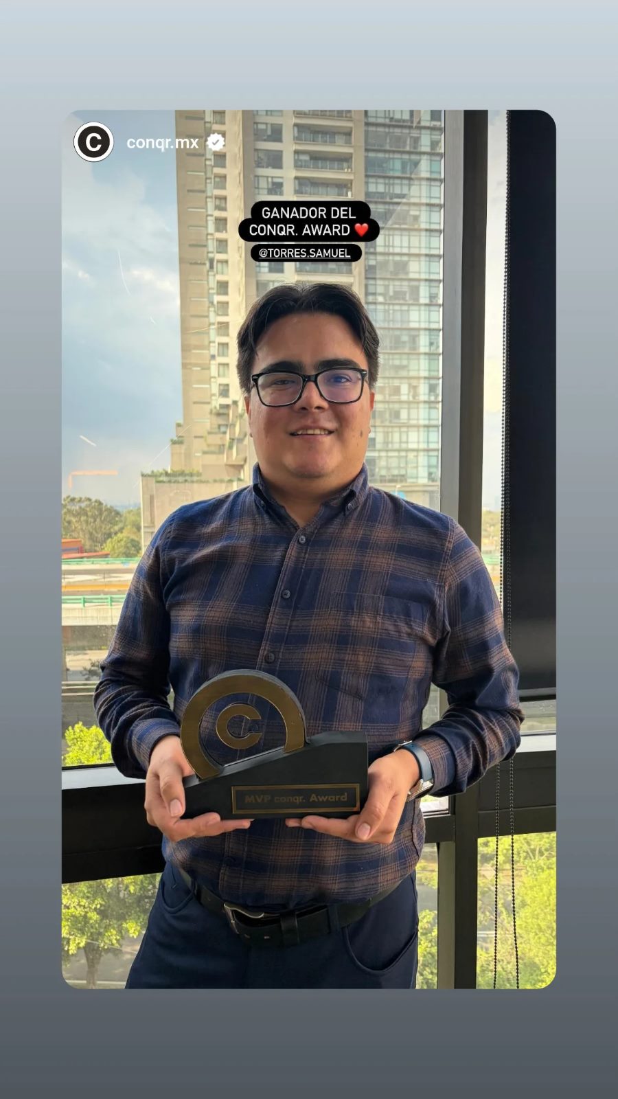 Samuel Torres sosteniendo el trofeo MVP conqr. Award